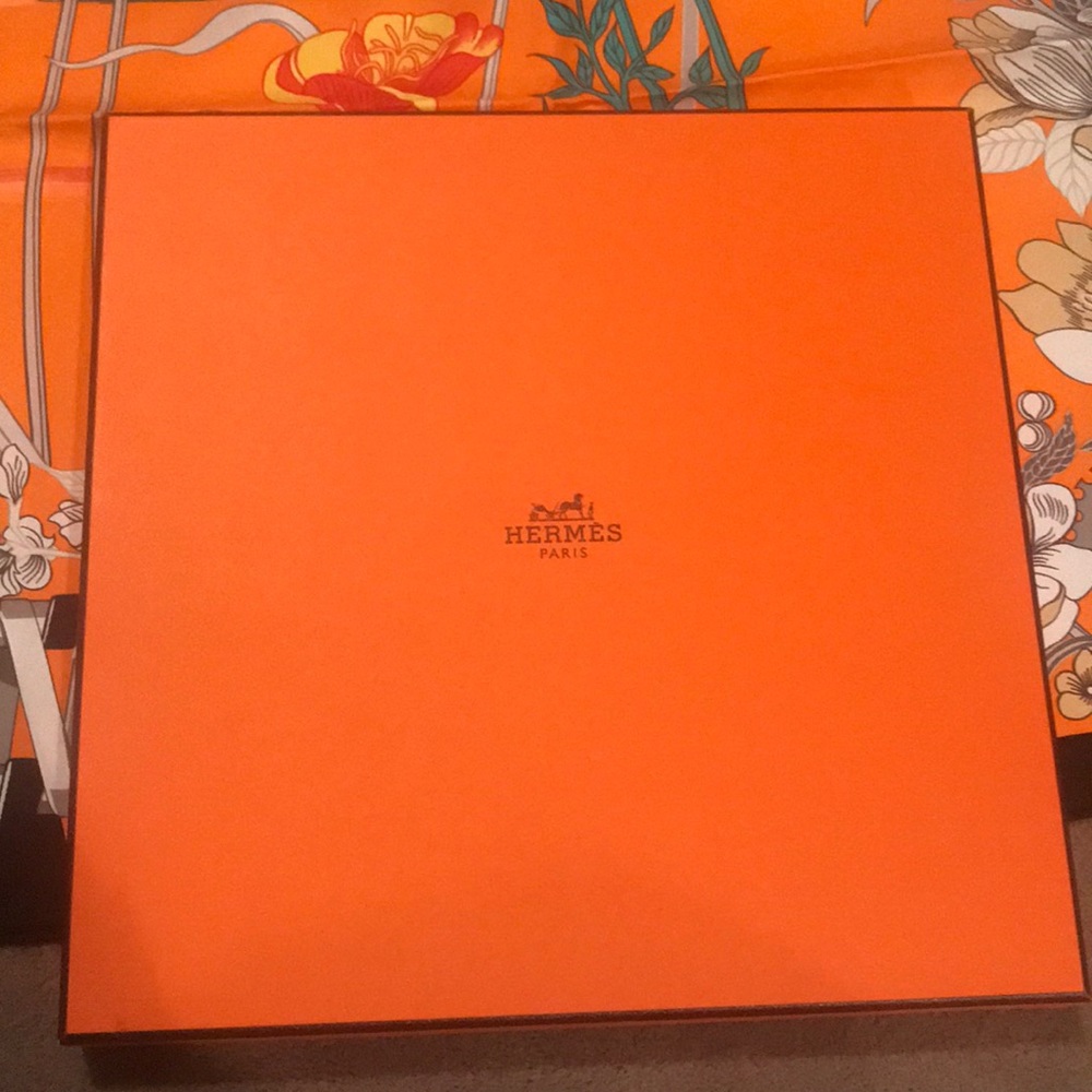 Brand new, never worn Hermès scarf - Picture 5 of 7